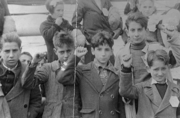 Imatge de nens catalans durant l' exili. Imatge història en blanc i negre